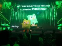 Cú Xanh Duolingo “đột kích” tiệc cuối năm, nhắc nhở giới trẻ vui chơi không quên học bài