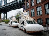 Đôi giày Vans khổng lồ tại New York khiến người đi đường phải ngoái nhìn