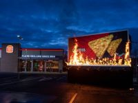 Biển quảng cáo bốc cháy: Màn hợp tác ấn tượng của Doritos và Burger King