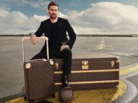 Lionel Messi quảng cáo vali Louis Vuitton trước mùa du lịch cao điểm