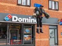 Độc lạ Domino’s: Shipper bay đi giao hàng