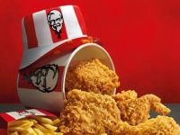 Fan KFC Thái Lan hào hứng với chiến dịch tặng “xô đội đầu” khi mua gà