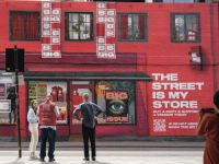 “Shopfront” của Big Issue Group tái hiện những cửa hàng tạp chí trên bức tường giữa đường phố London