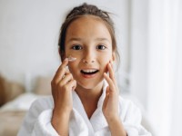 Bạn có đang chỉ trích việc Gen Alpha bắt đầu “skincare” quá sớm?