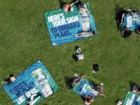 Sprite và Absolut Vodka biến loạt biển quảng cáo thành chiếc thảm dã ngoại cho người dân London