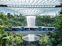 Lancôme “chiếm đóng” khu vực skytrain tại sân bay Changi trong chiến dịch activation mới