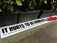 Stuart Semple đặt poster xuyên gai nhọn để phản đối việc xua đuổi người vô gia cư