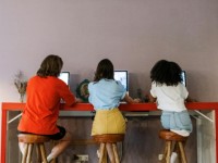 Đừng để Gen Z “tự bơi” nơi công sở