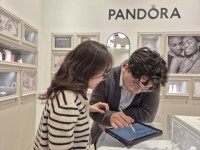 Pandora ra mắt dịch vụ khắc charm tại Việt Nam